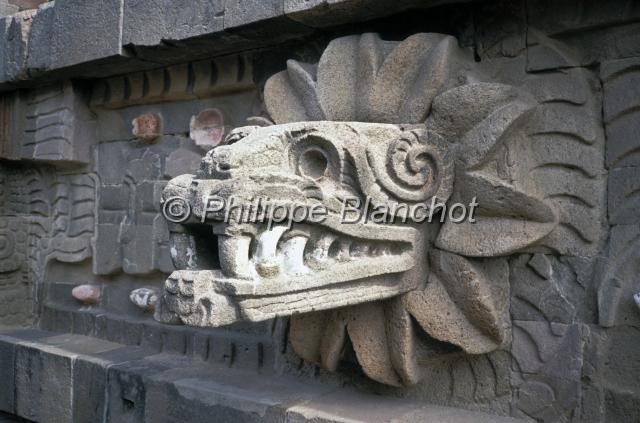 mexique 20.JPG - Sculpture de QuetzalcoatlSite de TehotihucanMexique